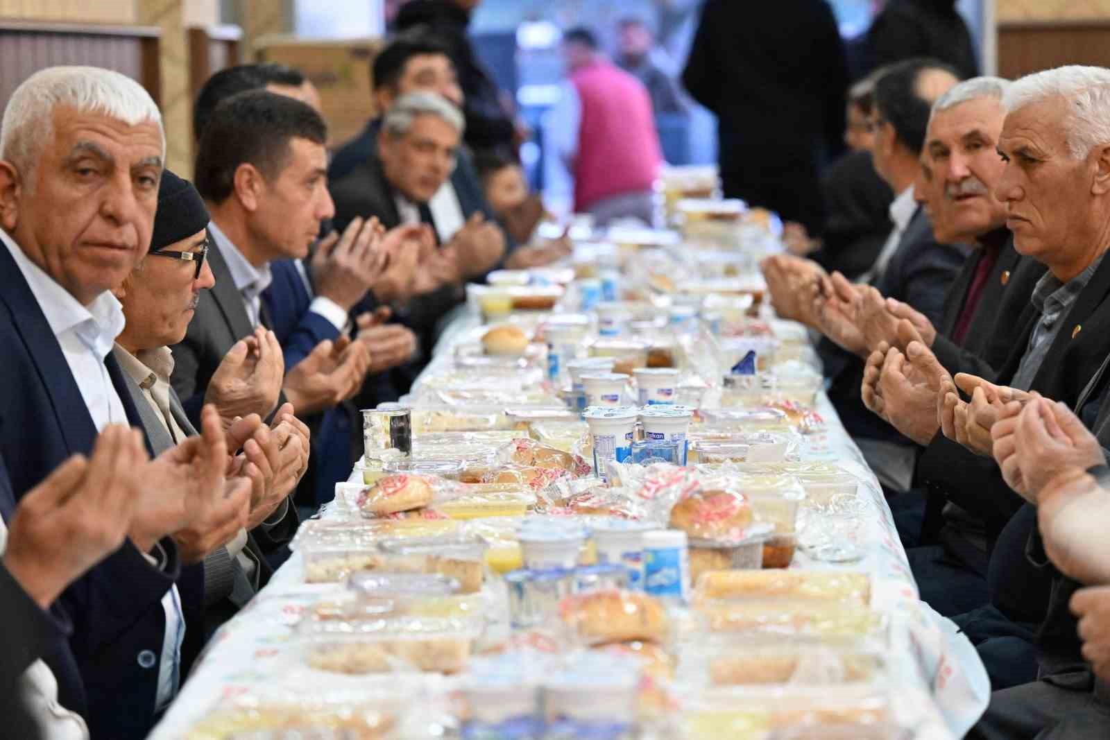 Büyükşehirin iftar sofrası Köprübaşı’nda kuruldu
Büyükşehirin iftar sofrası Köprübaşı’nda kuruldu