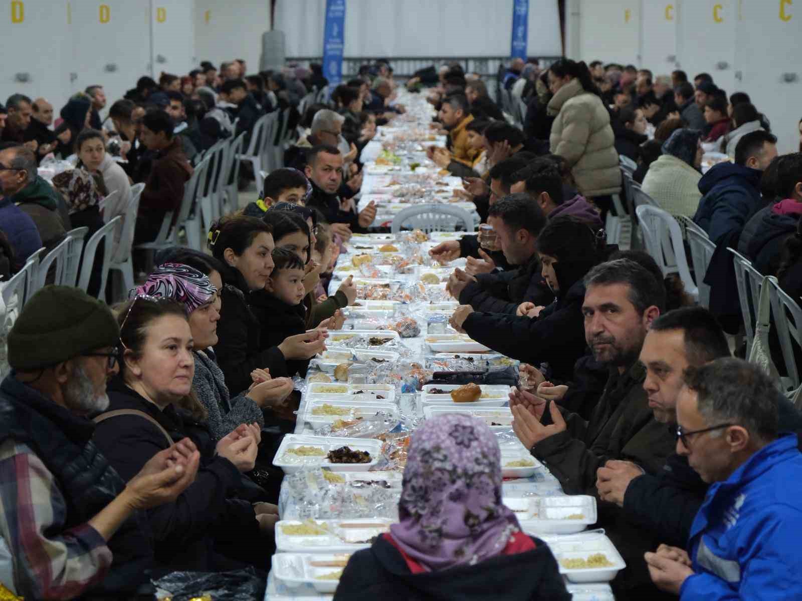 Büyükşehir’in iftar sofrasında oruçlar dualarla açıldı
