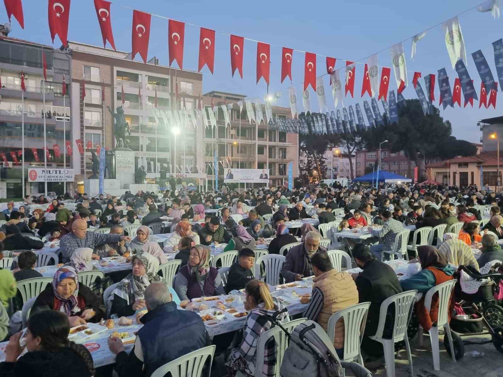 Büyükşehir’in iftar sofrasında oruçlar dualarla açıldı
