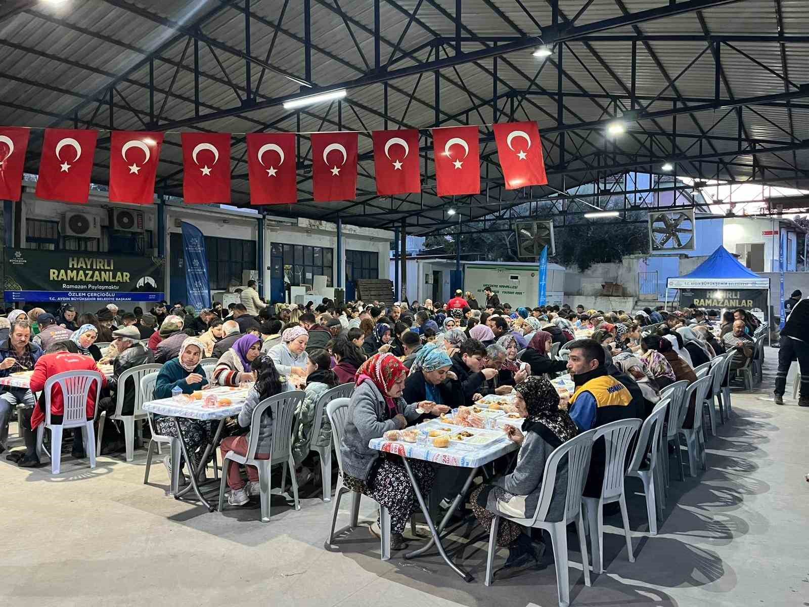 Büyükşehir’in iftar sofrasında oruçlar dualarla açıldı
