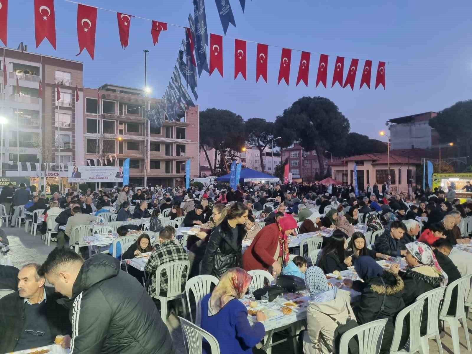 Büyükşehir’in iftar sofrasında oruçlar dualarla açıldı
