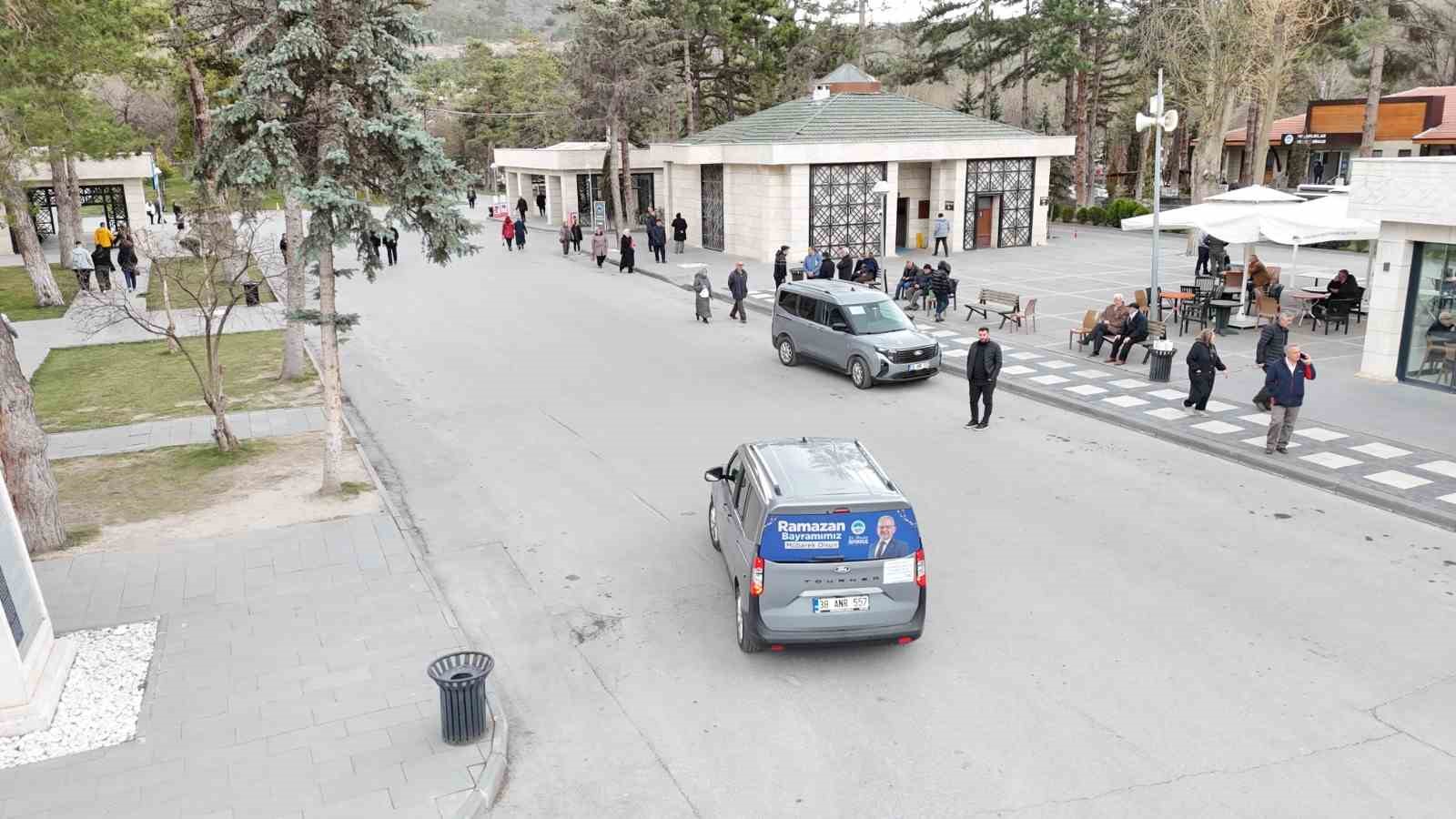 Büyükşehir’in kabir ziyareti hizmetine vatandaştan tam not
