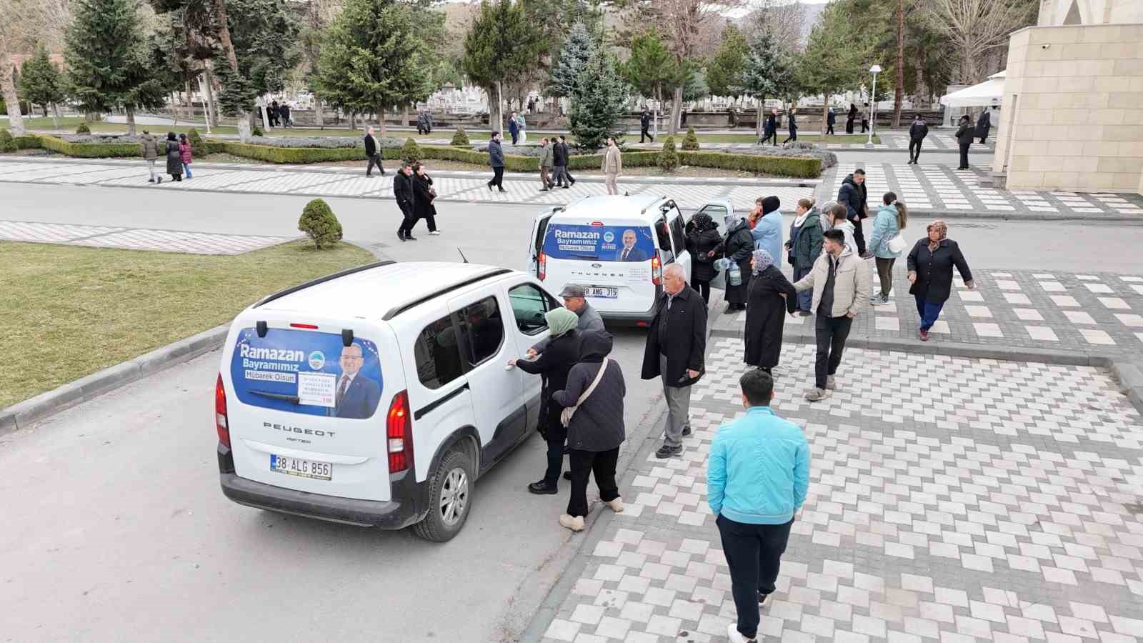 Büyükşehir’in kabir ziyareti hizmetine vatandaştan tam not
