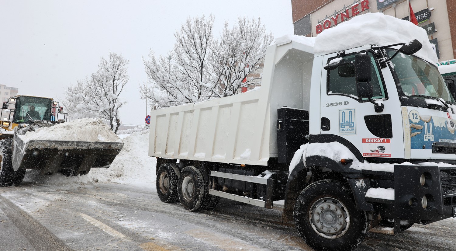 Büyükşehir’in kar timleri 7/24 sahada
Büyükşehir’in kar timleri 7/24 sahada