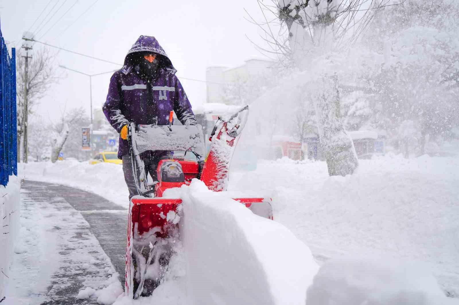 Büyükşehir’in kar timleri 7/24 sahada
Büyükşehir’in kar timleri 7/24 sahada
