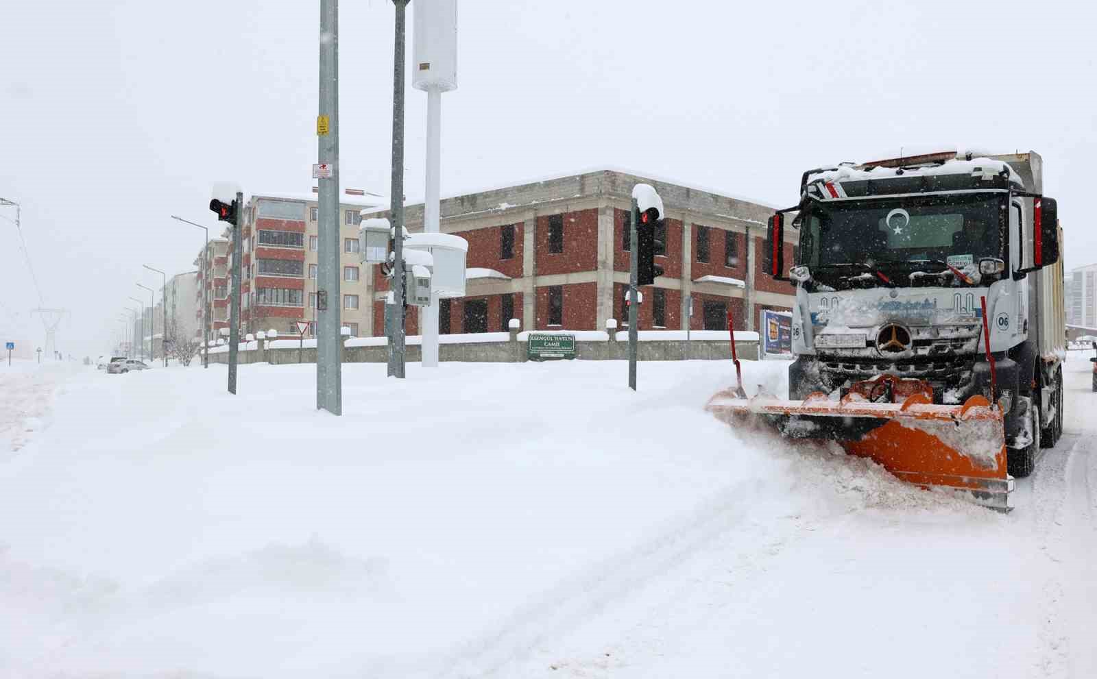 Büyükşehir’in kar timleri 7/24 sahada
Büyükşehir’in kar timleri 7/24 sahada