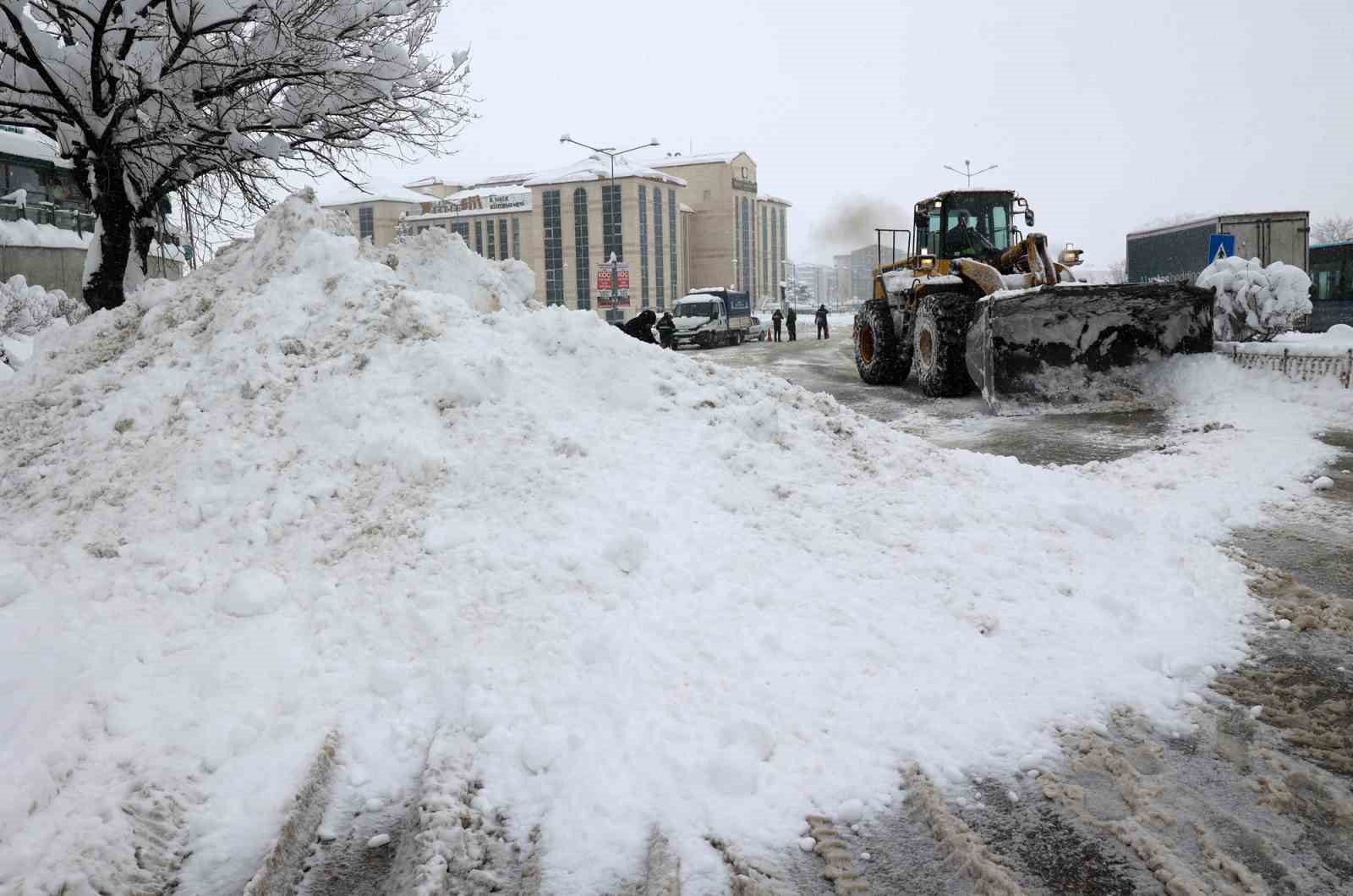 Büyükşehir’in kar timleri 7/24 sahada
Büyükşehir’in kar timleri 7/24 sahada