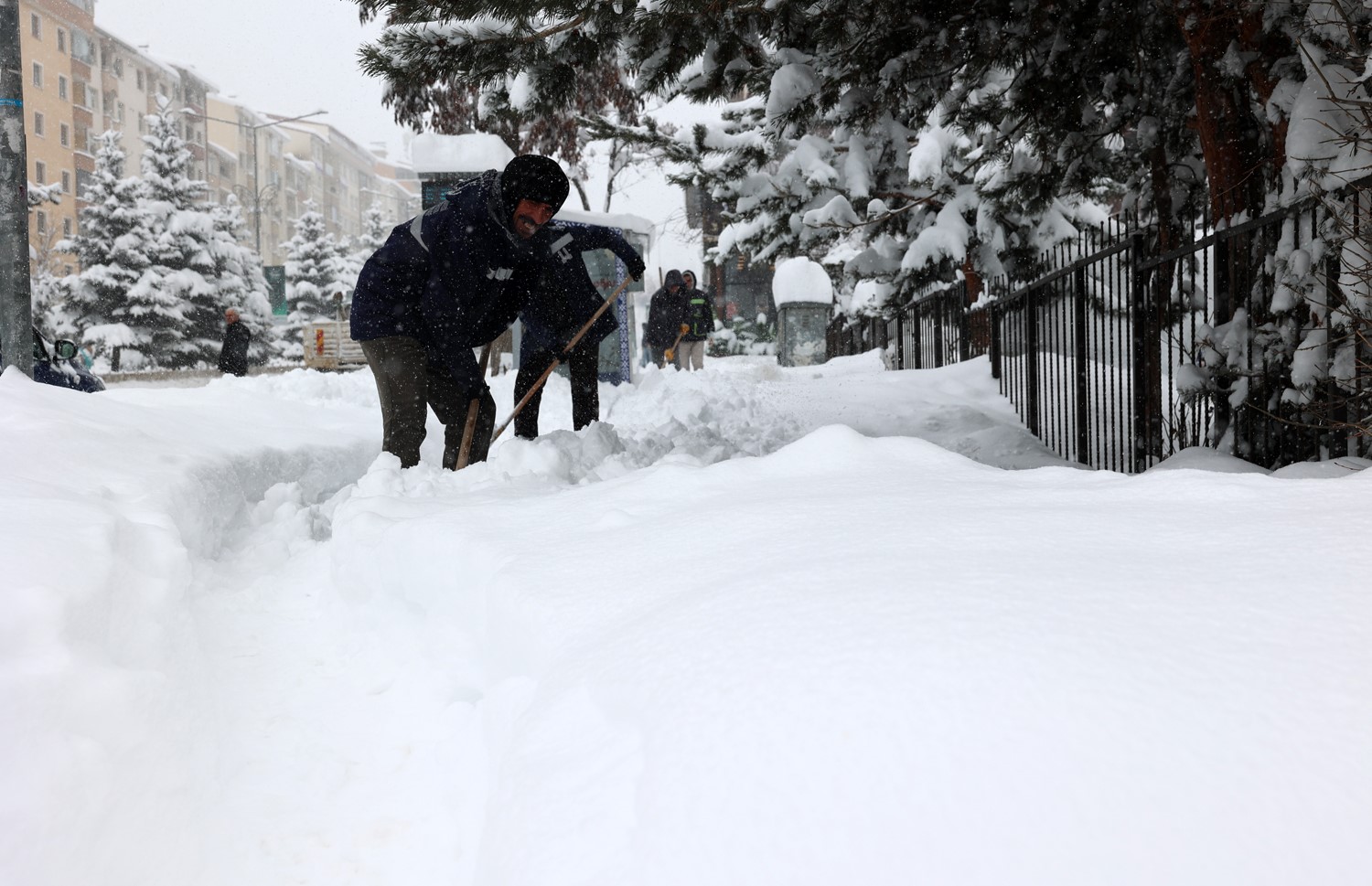 Büyükşehir’in kar timleri 7/24 sahada
Büyükşehir’in kar timleri 7/24 sahada