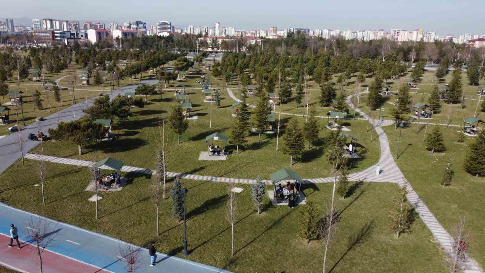 Büyükşehir’in vizyon projesi Millet Bahçesi, Kayserililerin buluşma noktası oldu
Büyükşehir’in vizyon projesi Millet Bahçesi, Kayserililerin buluşma noktası oldu