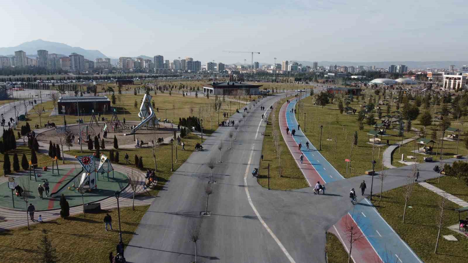 Büyükşehir’in vizyon projesi Millet Bahçesi, Kayserililerin buluşma noktası oldu
Büyükşehir’in vizyon projesi Millet Bahçesi, Kayserililerin buluşma noktası oldu