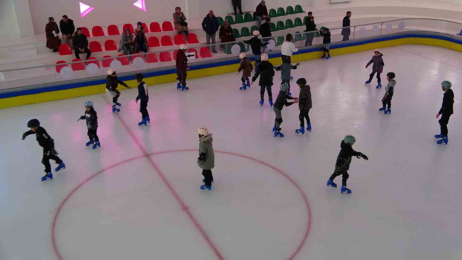 Buz pateni pisti yarıyıl tatilinde çocukların uğrak noktası oldu
