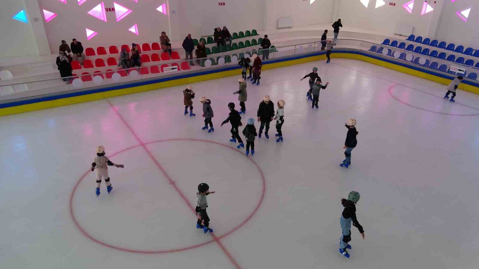 Buz pateni pisti yarıyıl tatilinde çocukların uğrak noktası oldu
