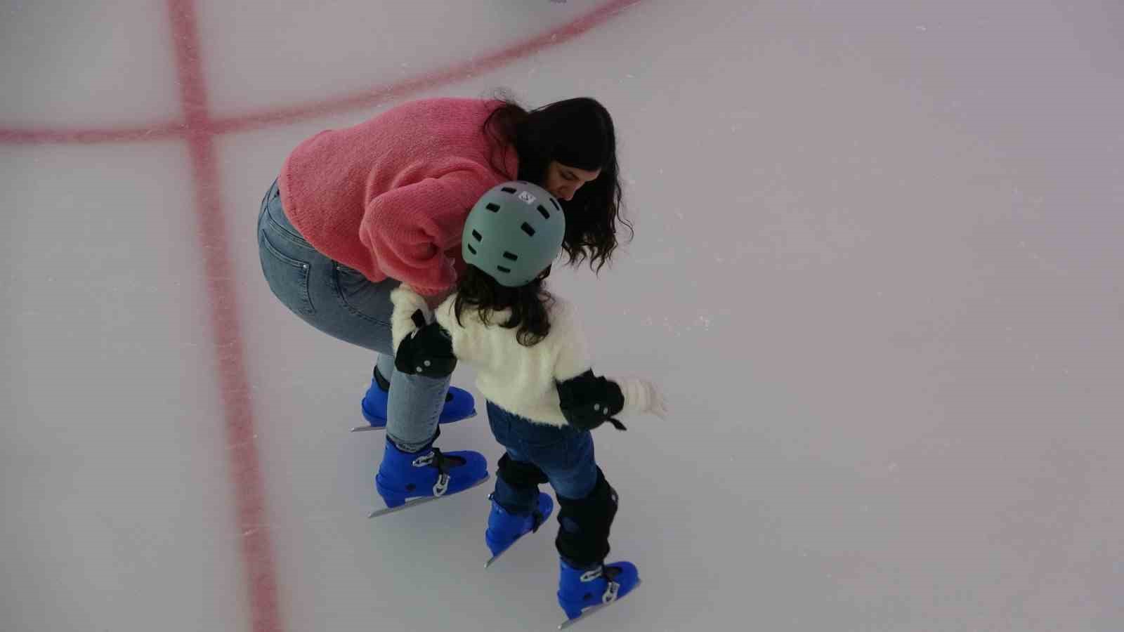 Buz pateni pisti yarıyıl tatilinde çocukların uğrak noktası oldu
