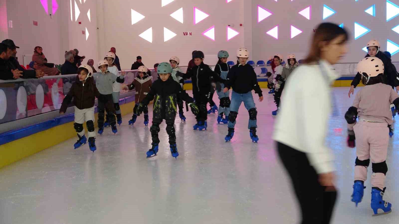 Buz pateni pisti yarıyıl tatilinde çocukların uğrak noktası oldu
