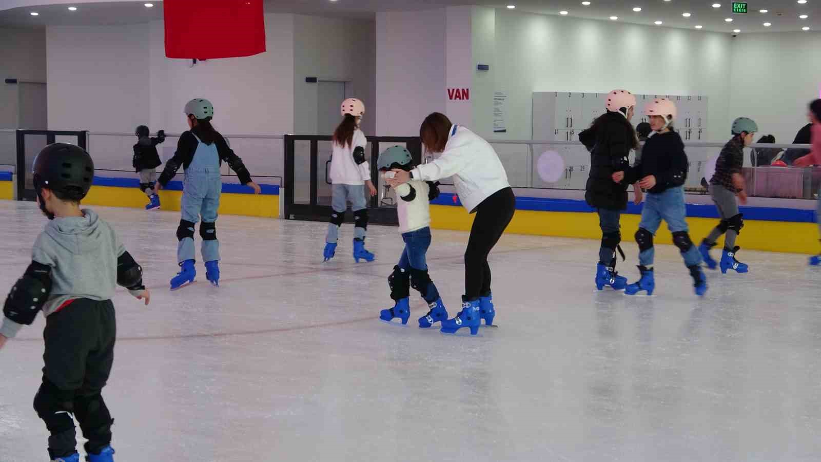 Buz pateni pisti yarıyıl tatilinde çocukların uğrak noktası oldu
