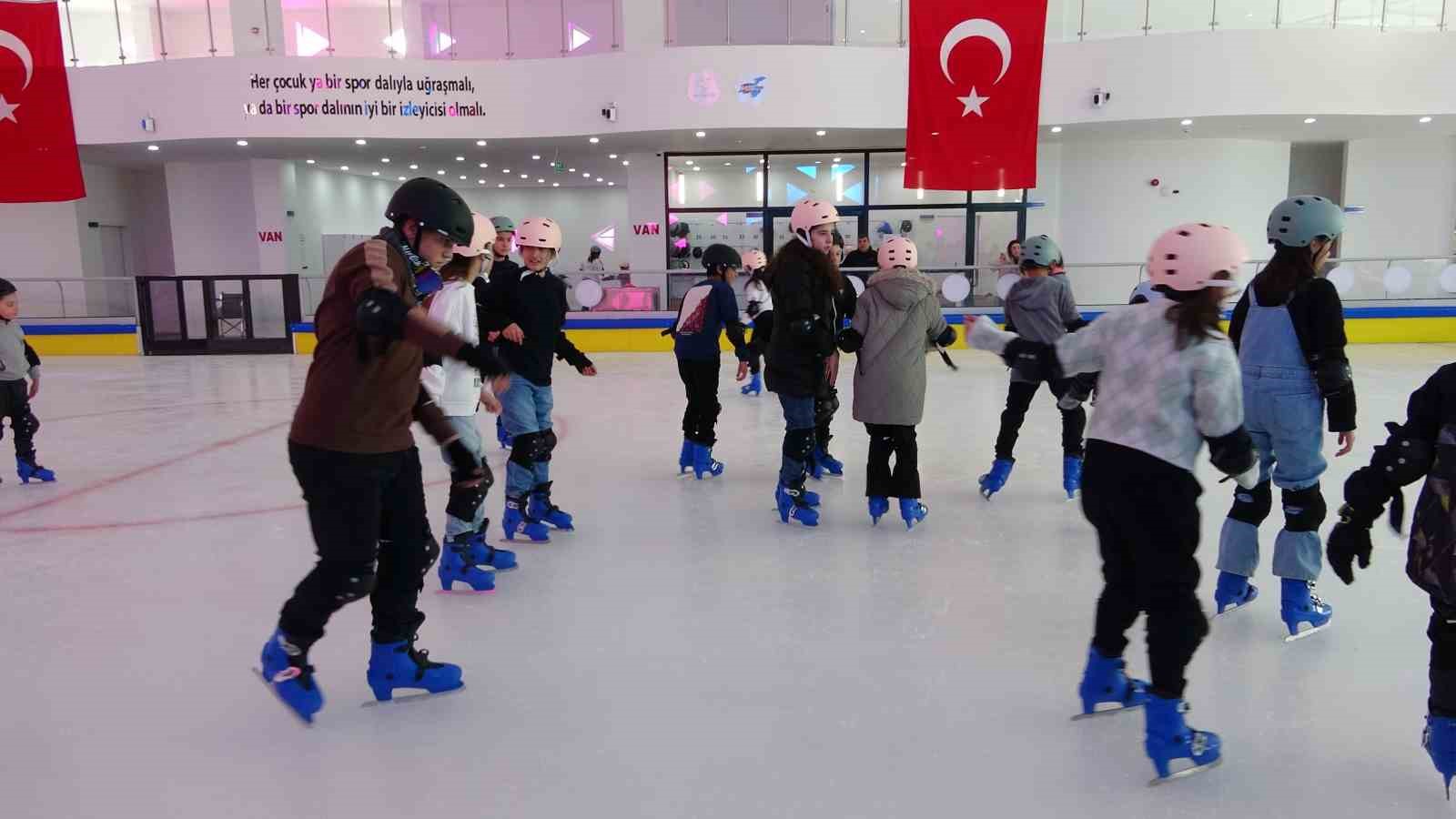 Buz pateni pisti yarıyıl tatilinde çocukların uğrak noktası oldu
