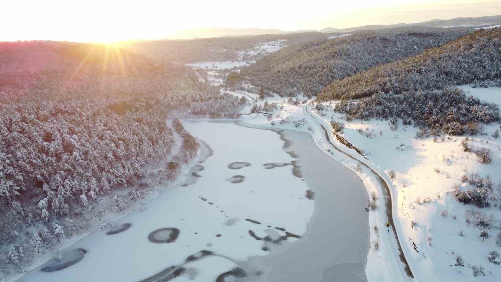 Buz tutan göletlerden kartpostallık manzaralar
