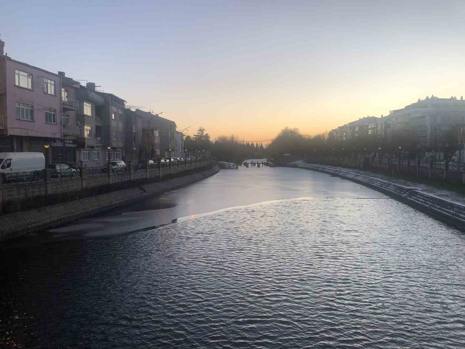 Buz tutan Porsuk Çayı ortaya kartpostallık görüntüler çıkardı
