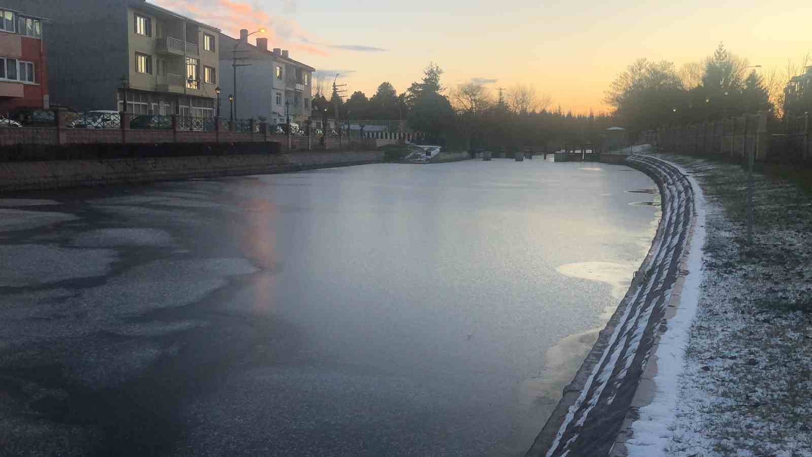 Buz tutan Porsuk Çayı ortaya kartpostallık görüntüler çıkardı
