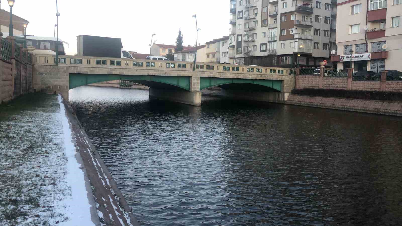 Buz tutan Porsuk Çayı ortaya kartpostallık görüntüler çıkardı
