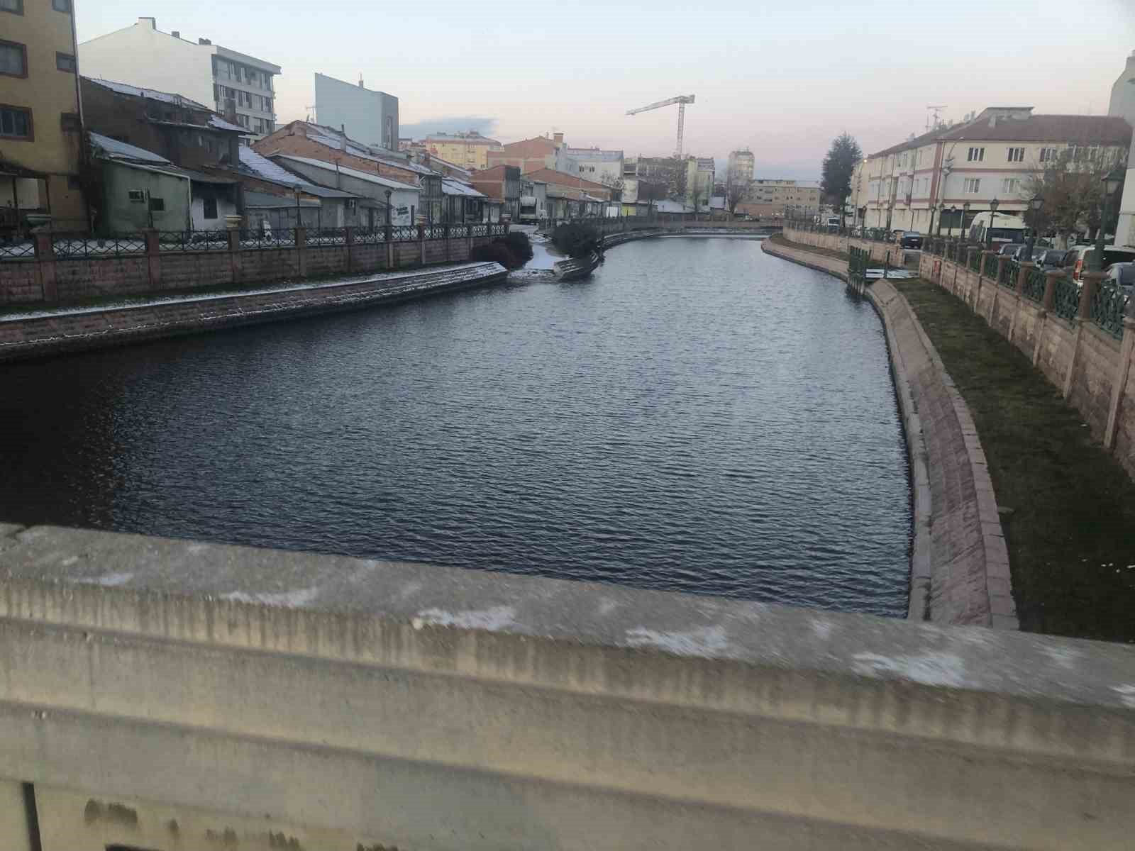 Buz tutan Porsuk Çayı ortaya kartpostallık görüntüler çıkardı
