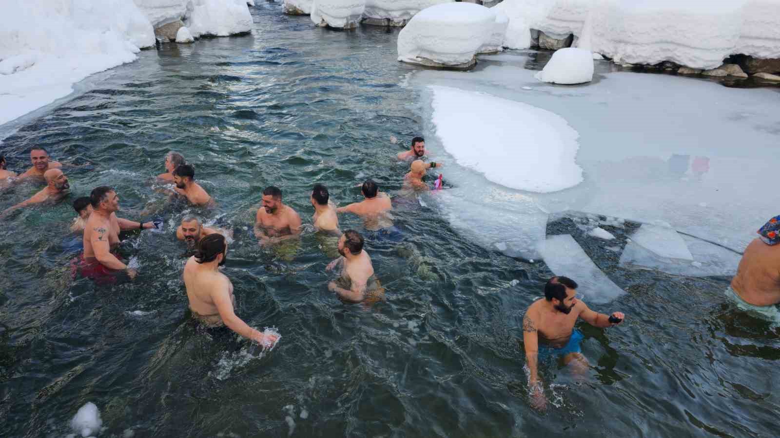 Buz tutan suda yüzerek eğlendiler

