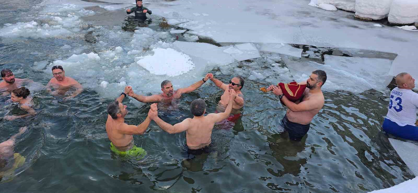 Buz tutan suda yüzerek eğlendiler
