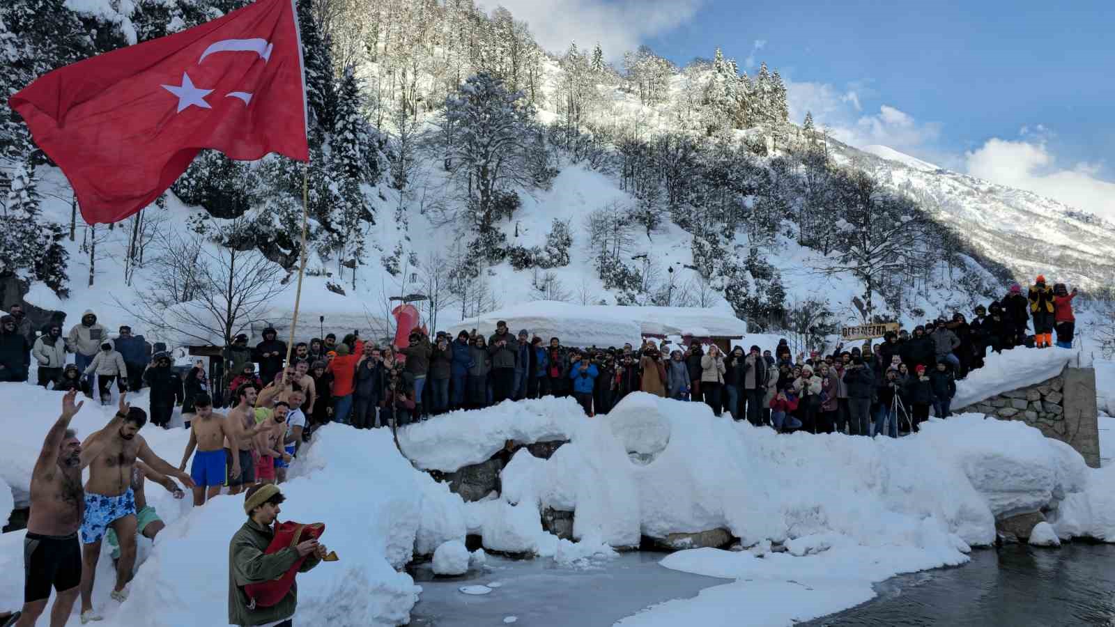Buz tutan suda yüzerek eğlendiler
