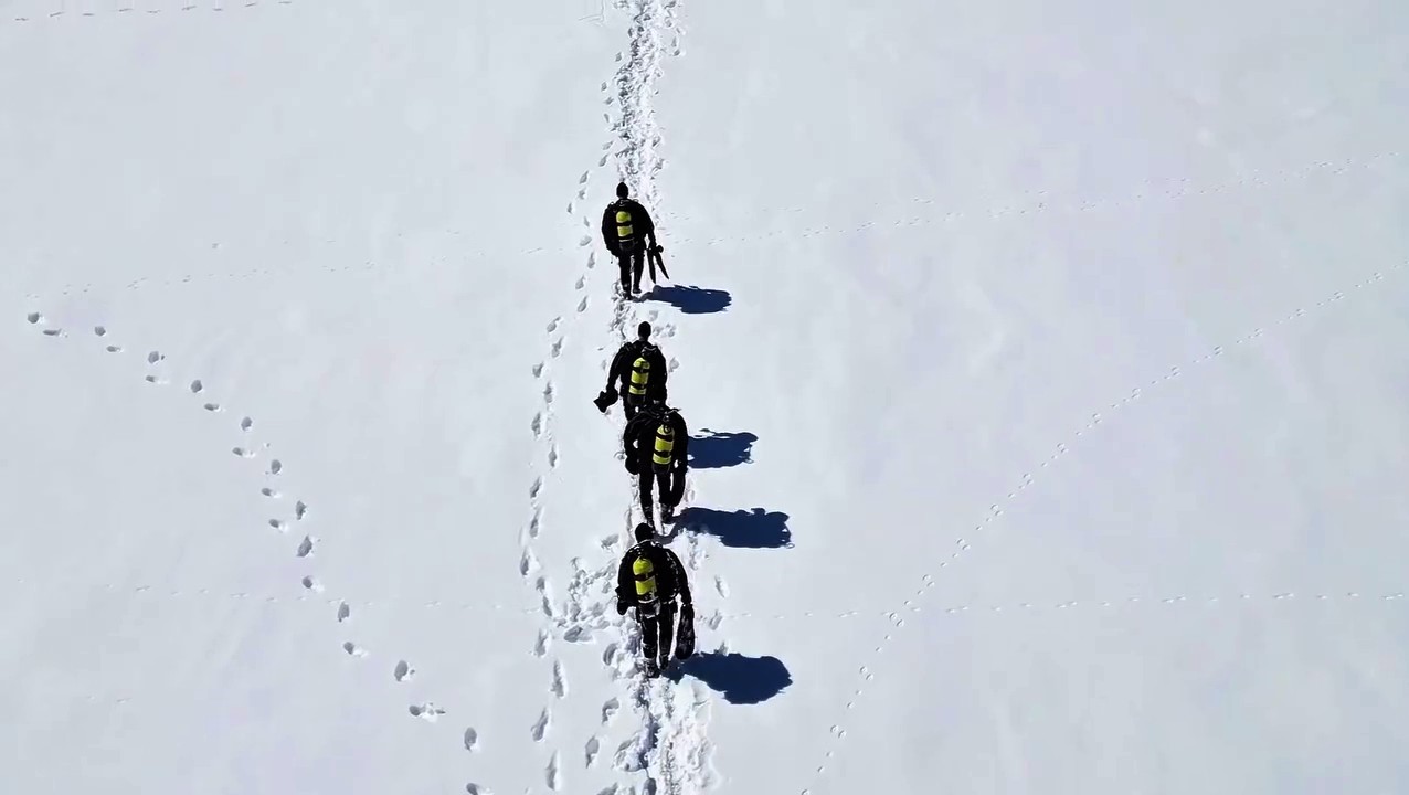 Buzla kaplı gölette nefes kesen dalış
