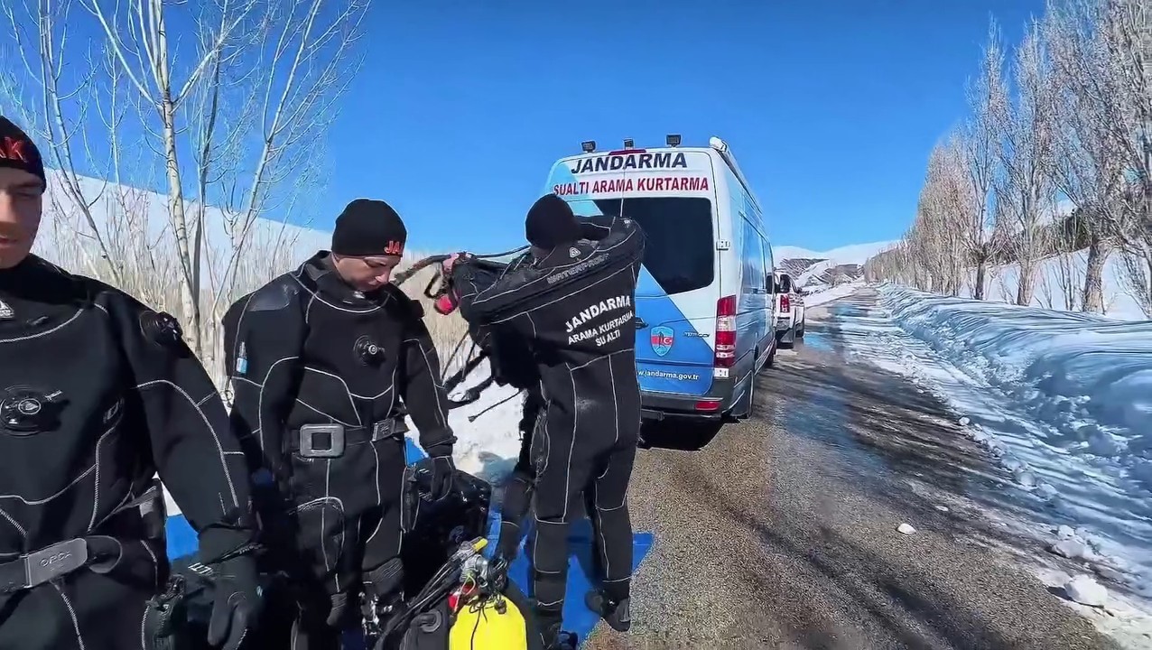 Buzla kaplı gölette nefes kesen dalış
