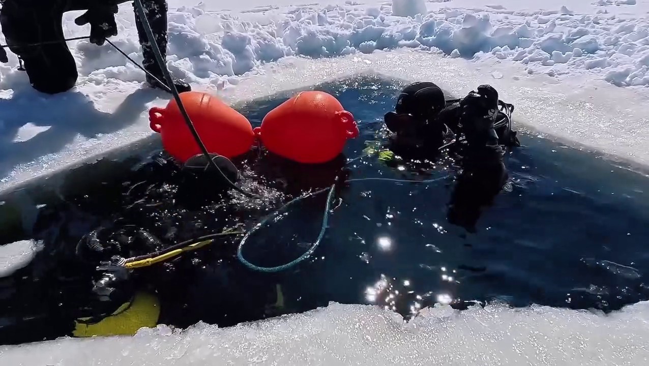 Buzla kaplı gölette nefes kesen dalış
