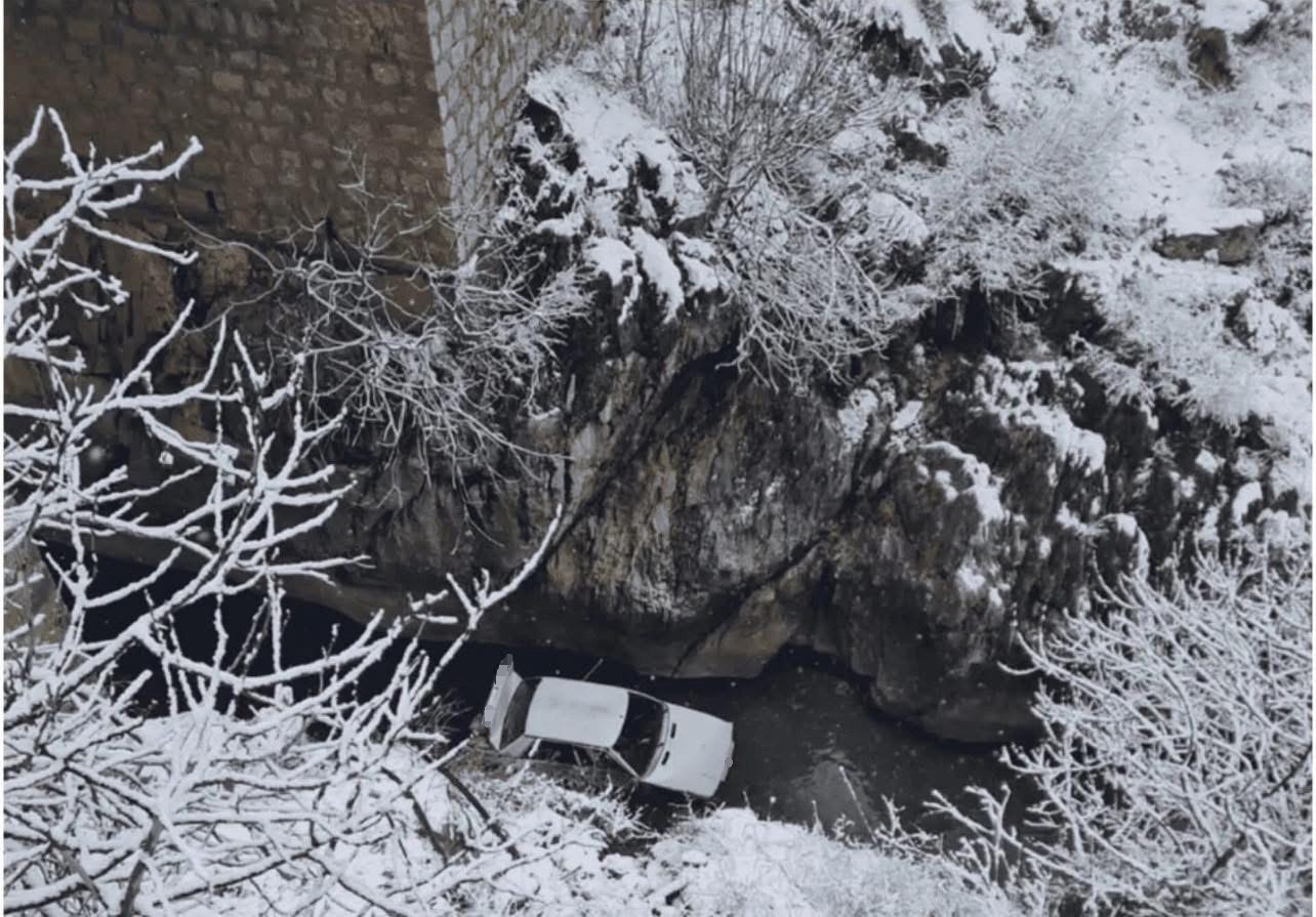 Buzlanma kaza getirdi, dereye uçan otomobildeki 3 kişi yaralandı
