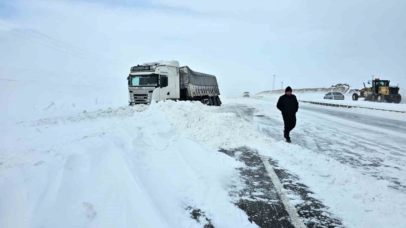 Buzlanma ve fırtına kazaları beraberinde getirdi
