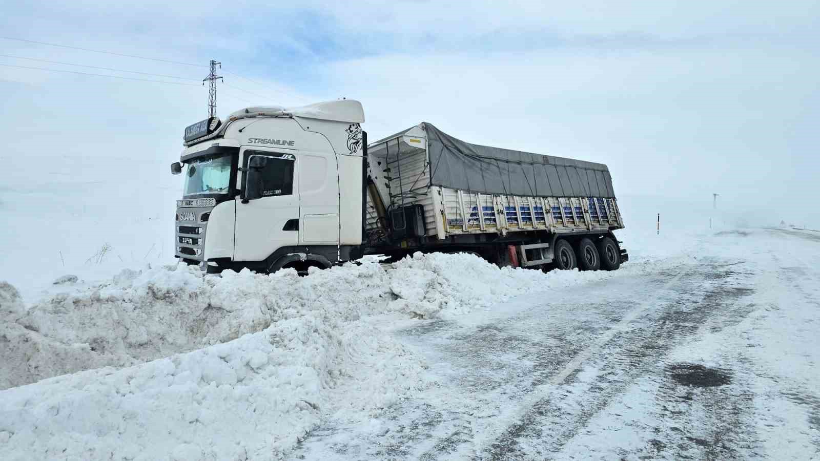 Buzlanma ve fırtına kazaları beraberinde getirdi
