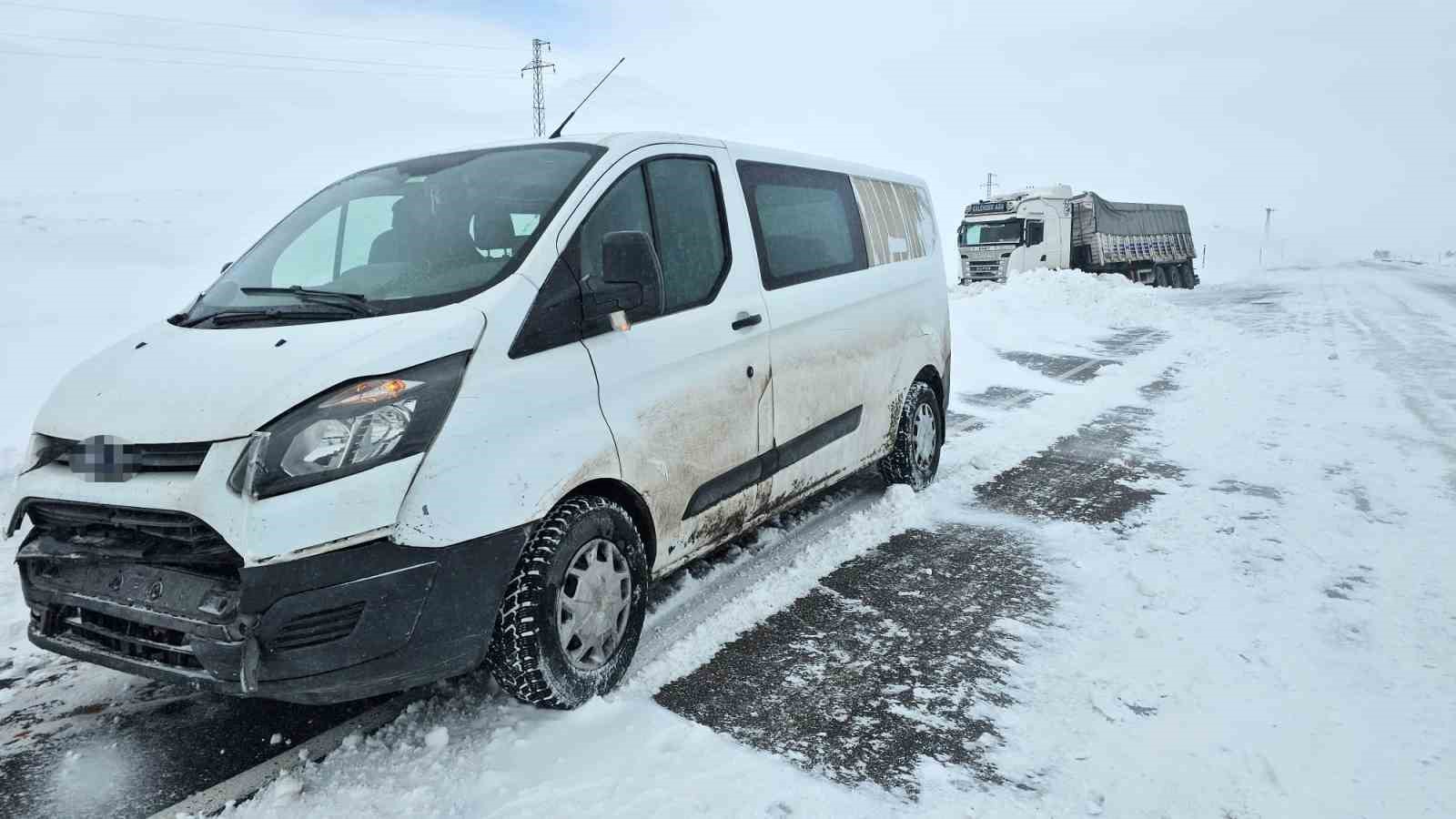 Buzlanma ve fırtına kazaları beraberinde getirdi
