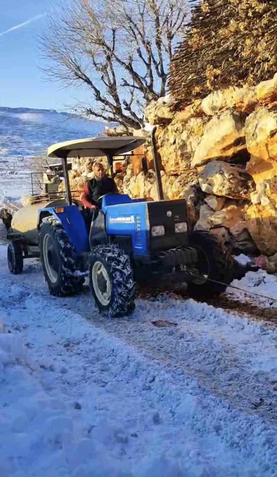 Buzlanmış yolda üç traktörü birbirine bağlayıp su taşıdılar
