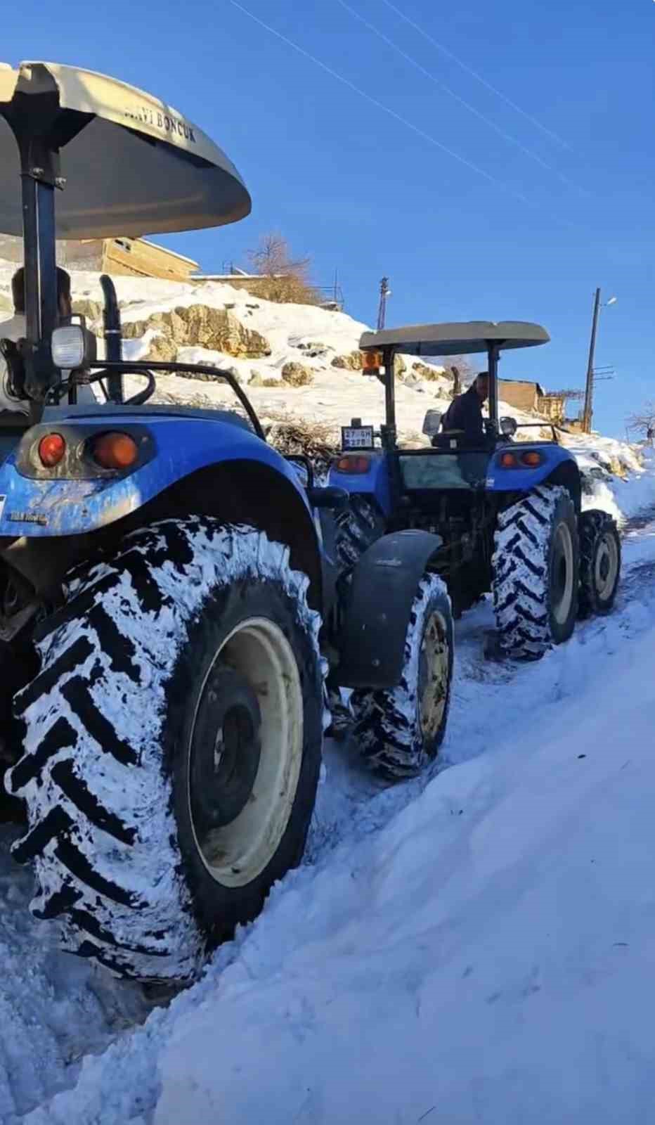 Buzlanmış yolda üç traktörü birbirine bağlayıp su taşıdılar
