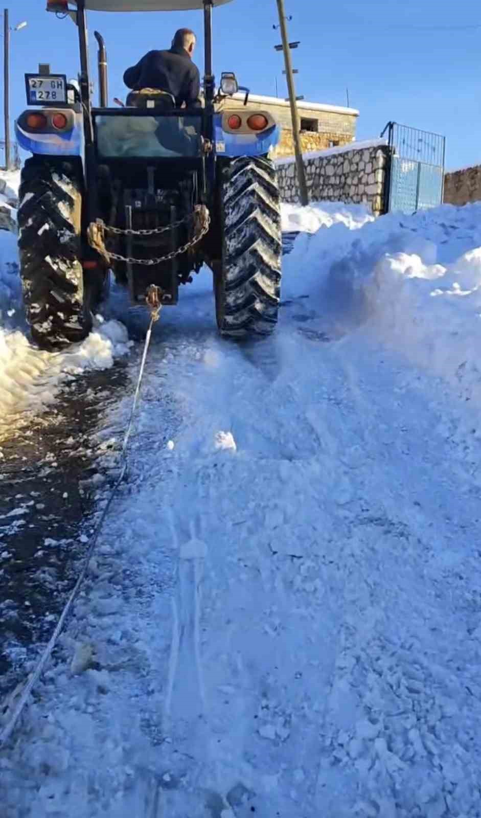 Buzlanmış yolda üç traktörü birbirine bağlayıp su taşıdılar

