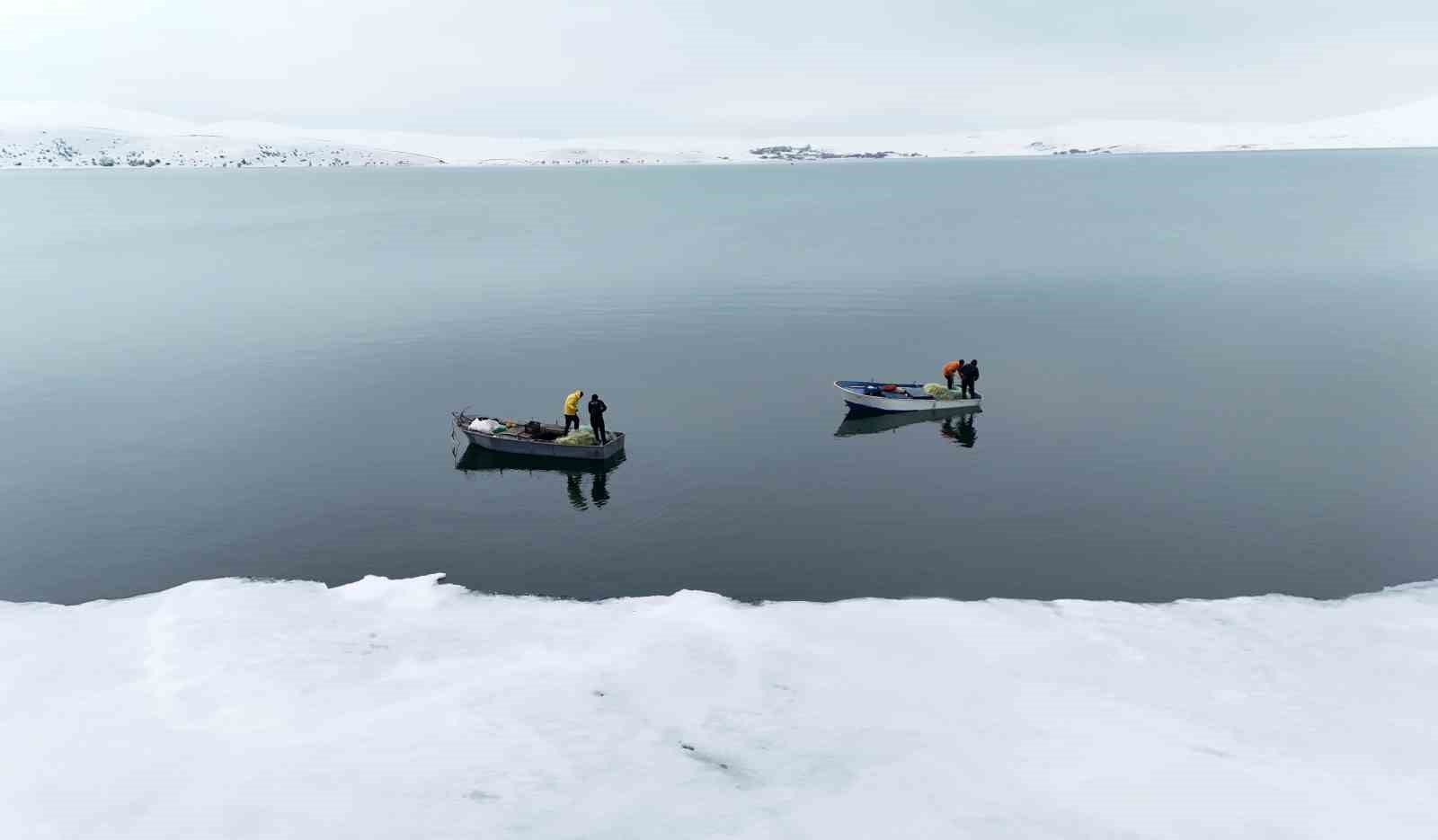 Buzların çözülmeye başladığı Nazik Gölü’nde balıkçı tekneleri yeniden suya indi
