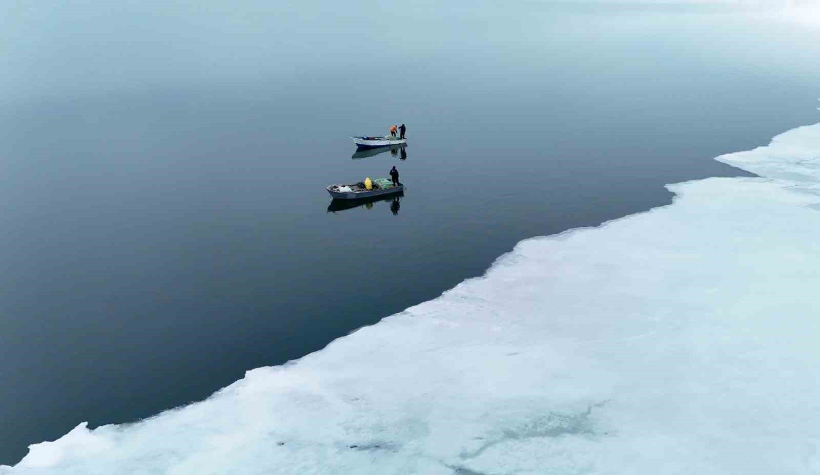 Buzların çözülmeye başladığı Nazik Gölü’nde balıkçı tekneleri yeniden suya indi
