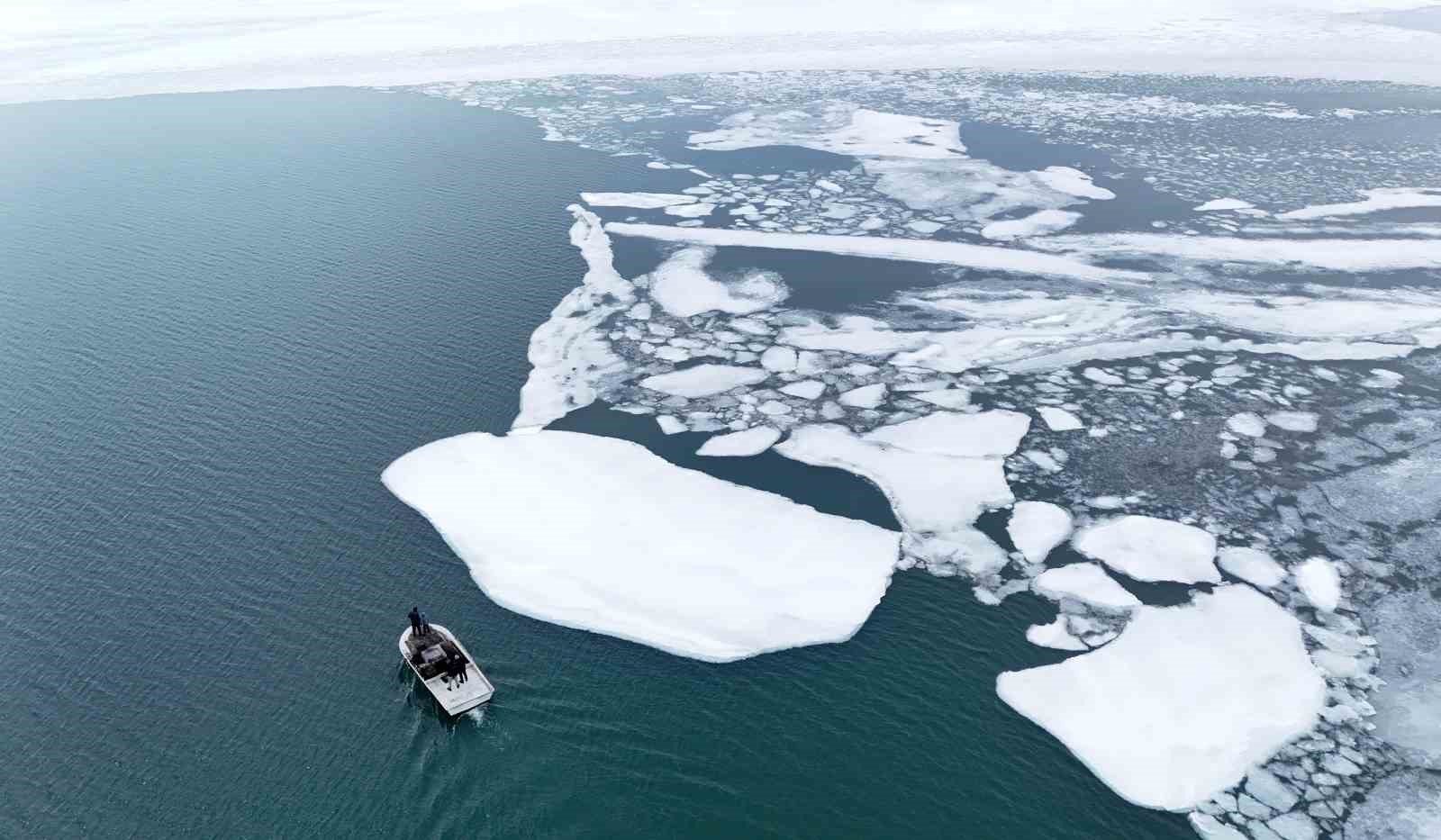 Buzların çözülmeye başladığı Nazik Gölü’nde balıkçı tekneleri yeniden suya indi

