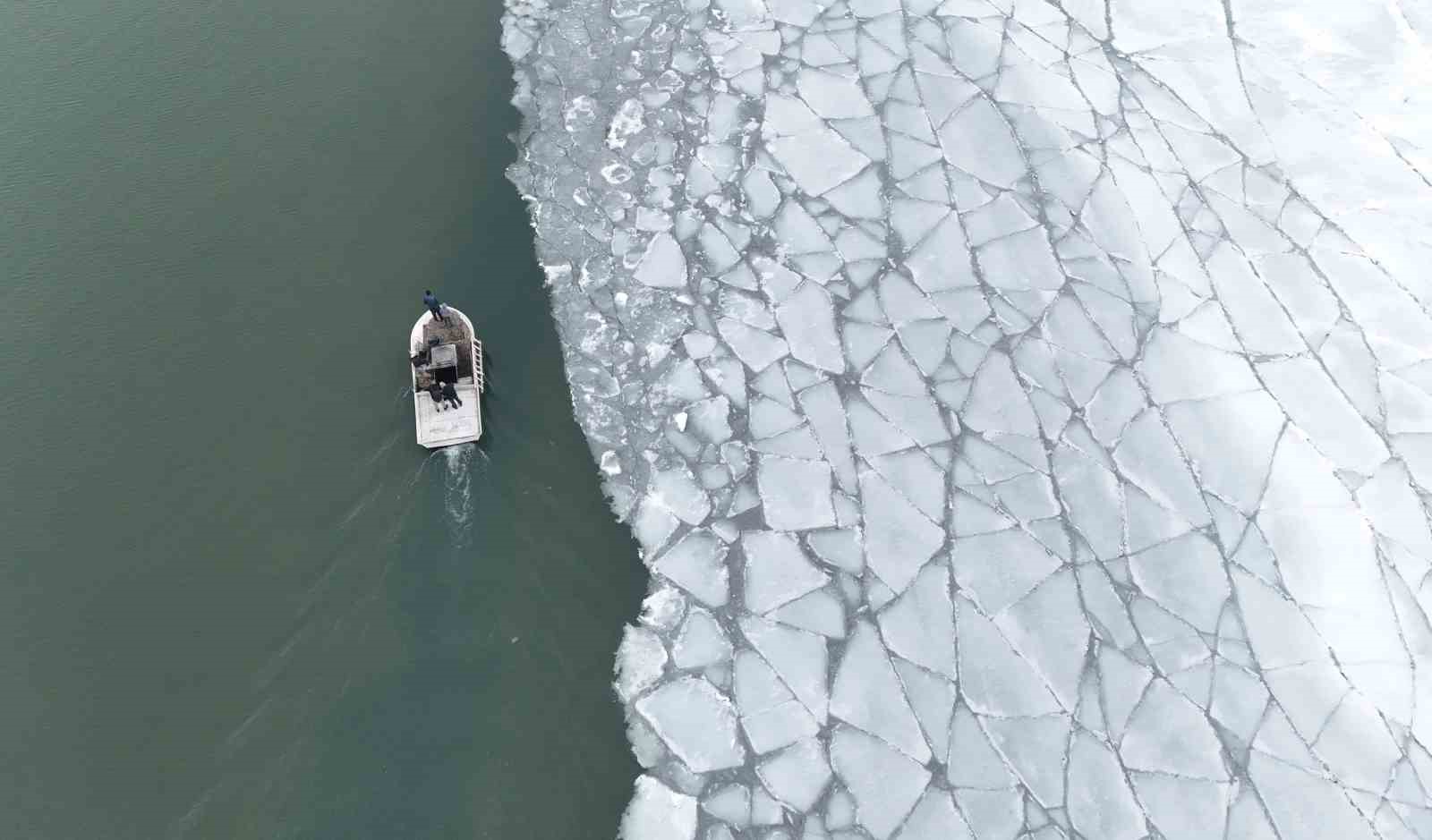 Buzların çözülmeye başladığı Nazik Gölü’nde balıkçı tekneleri yeniden suya indi
