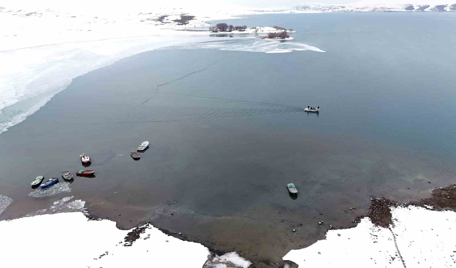 Buzların çözülmeye başladığı Nazik Gölü’nde balıkçı tekneleri yeniden suya indi
