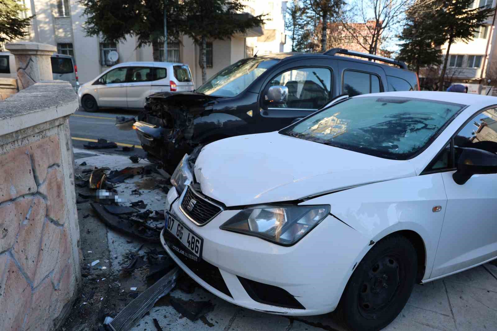 Buzlu camla trafiğe çıktı, kazaya neden oldu: 2 yaralı
