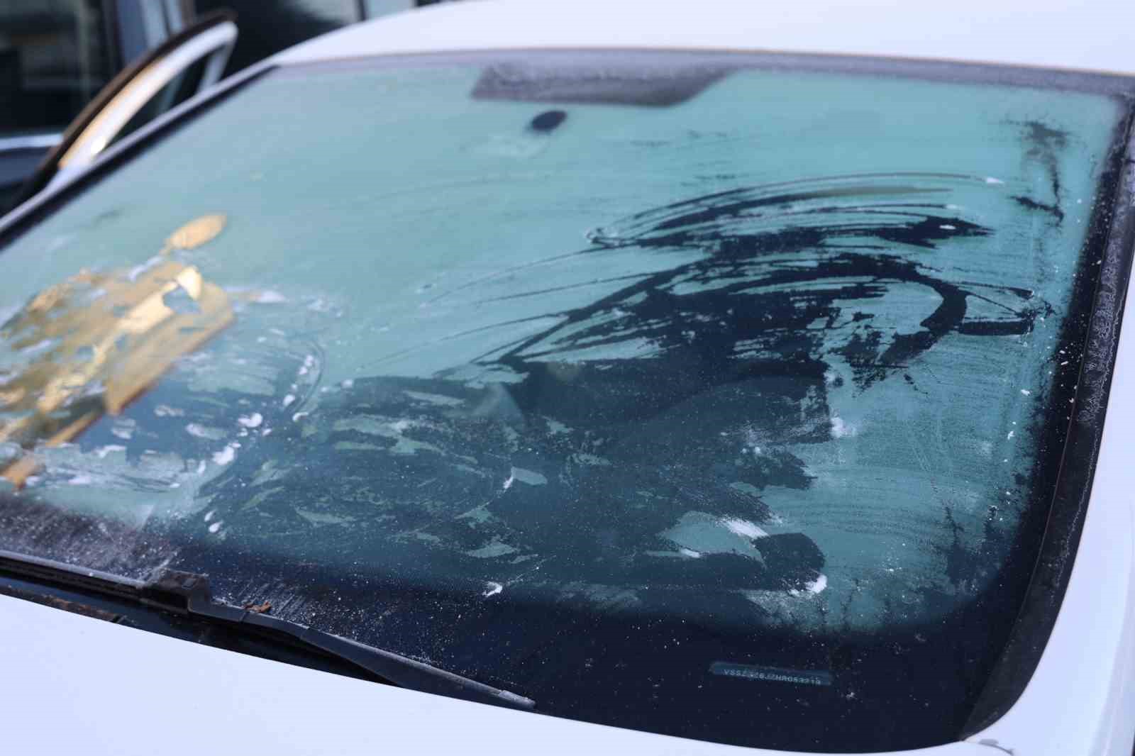 Buzlu camla trafiğe çıktı, kazaya neden oldu: 2 yaralı
