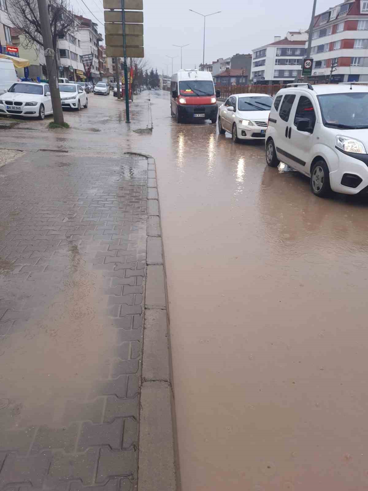 Cadde göle döndü, sürücüler zor anlar yaşadı
