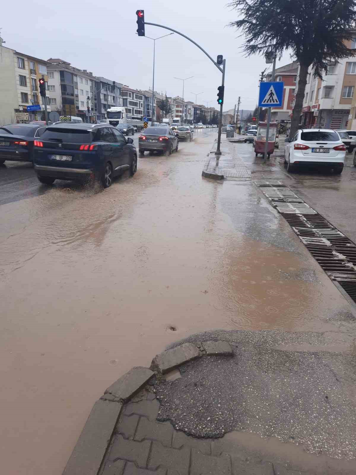 Cadde göle döndü, sürücüler zor anlar yaşadı
