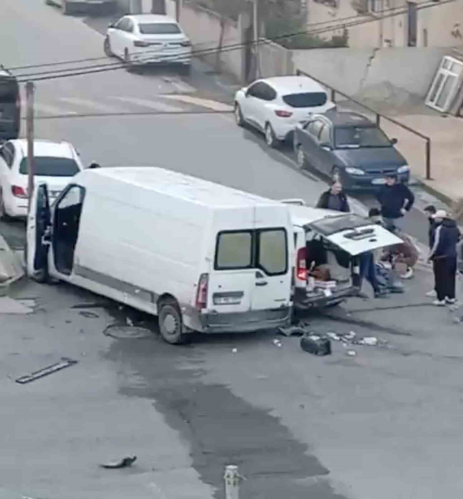 Cadde ile sokağın kesişiminde çarpıştılar: 4 yaralı
