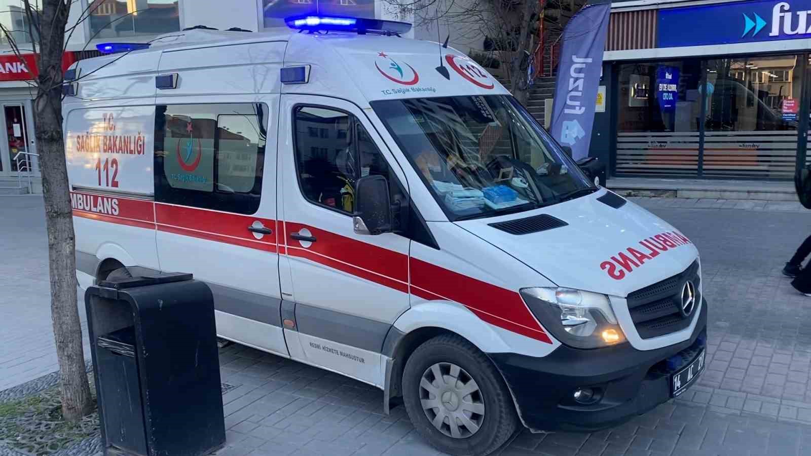 Cadde ortasında boynuna ve yüzüne kesikler attı
