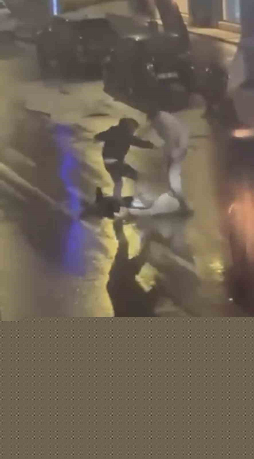 Cadde ortasında dehşet anları: Tekme ve yumruklara feci şekilde darbedildi
